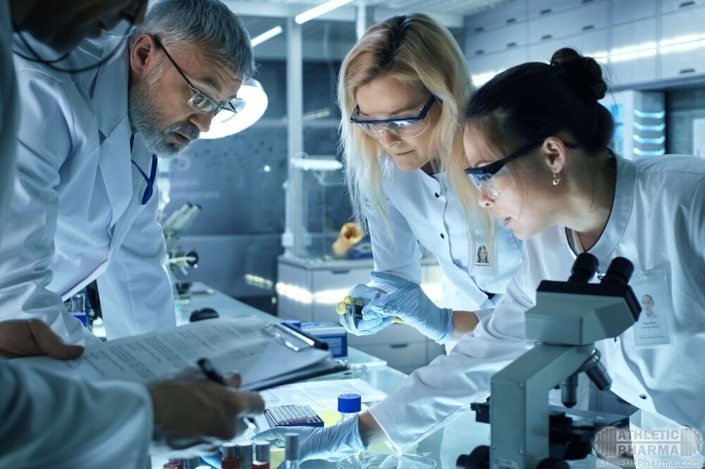 Ученые проводят эксперимент